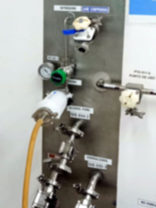 Panel de servicios con tomas de aire comprimido y nitrógeno
